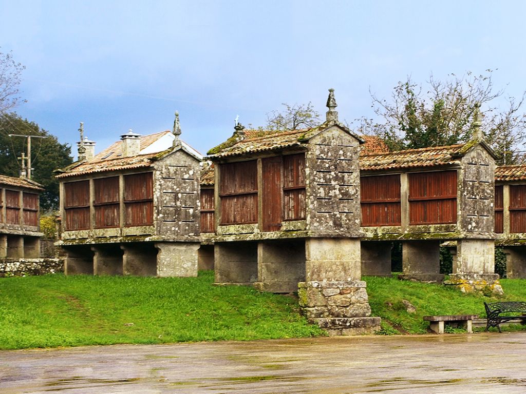 3 hiking trails a step away from Padrón