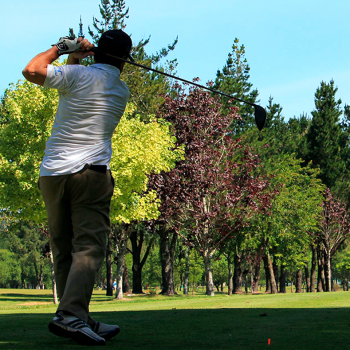 Escápate a jugar al golf en Padrón y alójate con nosotros